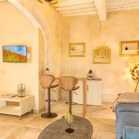 Palazzo Falcinelli Luxury In Center With Air Conditioning And Elevator בית הארחה